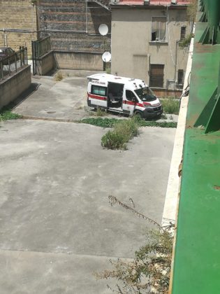 Suicidio a Fuorigrotta, uomo si getta dal ponte della metro di Piazza Leopardi (FOTO)