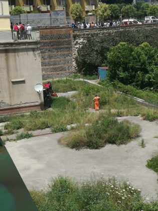 Suicidio a Fuorigrotta, uomo si getta dal ponte della metro di Piazza Leopardi (FOTO)