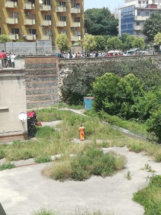 Suicidio a Fuorigrotta, uomo si getta dal ponte della metro di Piazza Leopardi (FOTO)