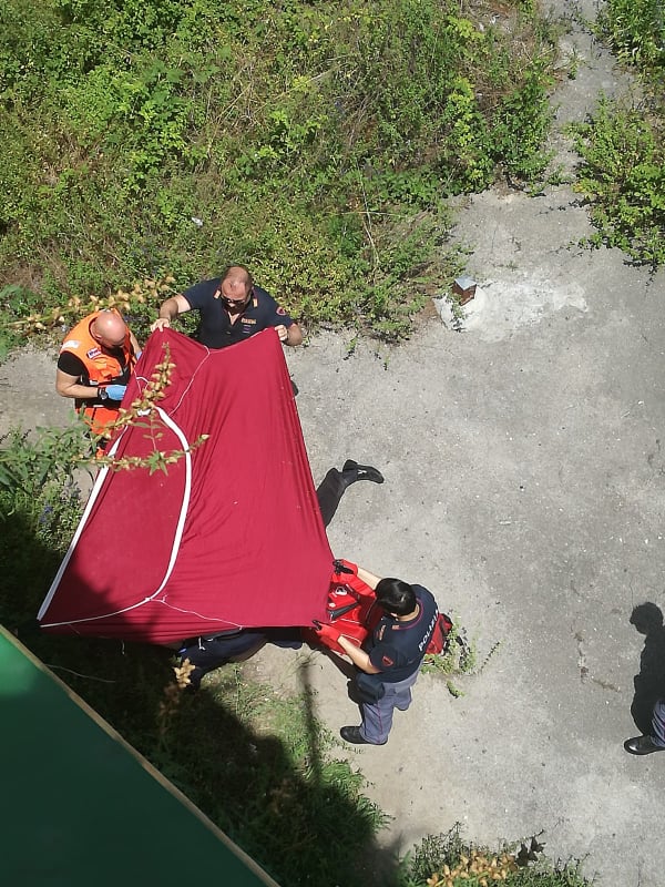 Suicidio a Fuorigrotta, uomo si getta dal ponte della metro di Piazza Leopardi (FOTO) Suicidio a Fuorigrotta, uomo si getta dal ponte della metro di Piazza Leopardi (FOTO)
