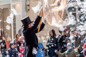 Nella Villa Comunale di Arzano arriva “Artisti in Chiazza”. Tutti gli eventi del Festival