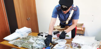 Napoli, Fuorigrotta: Marijuana e hashish nel sottoscala di casa. Arrestata 43enne