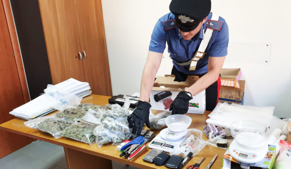 Napoli, Fuorigrotta: Marijuana e hashish nel sottoscala di casa. Arrestata 43enne