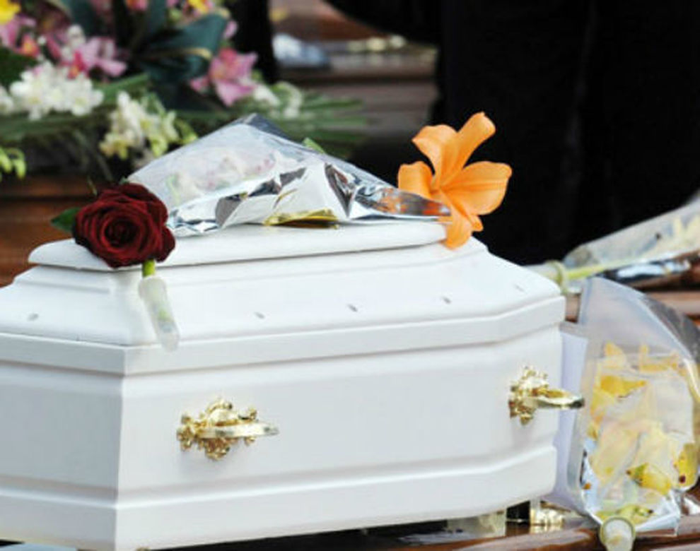 Cimitero di Pagani: tante lacrime ai funerali della piccola Jolanda