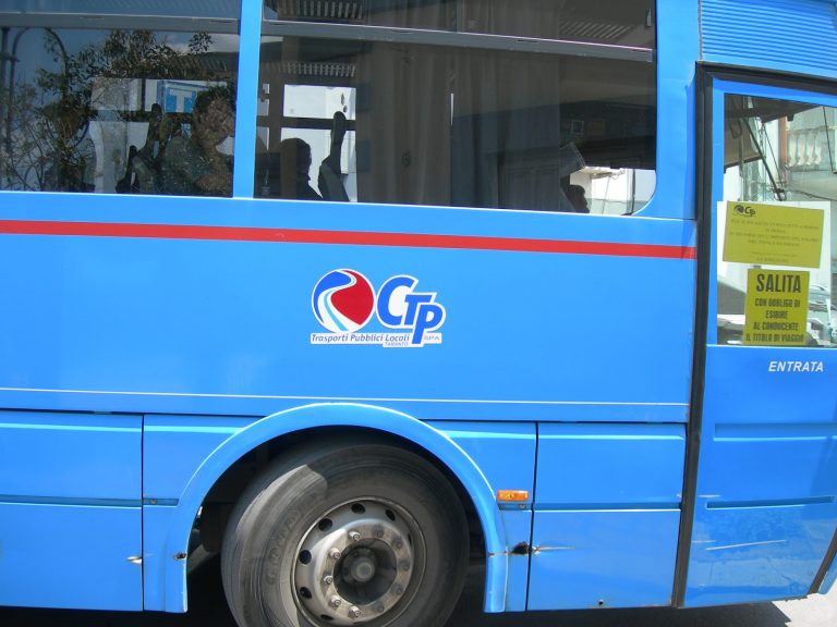 Bus Ctp in fiamme a Napoli, passeggeri salvati dalla Municipale