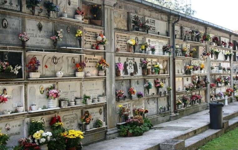 Napoli: è partito il servizio d’illuminazione votiva nei cimiteri
