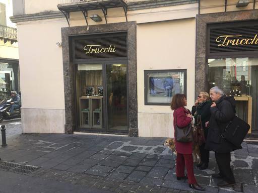 Napoli: Rapina alla gioielleria Trucchi in piazza Santa Caterina a Chiaia