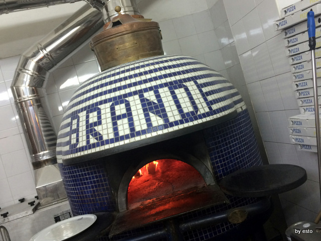 La pizzeria Brandi festeggia 130 anni con la pizza di solidarietà La pizzeria Brandi festeggia 130 anni con la pizza di solidarietà