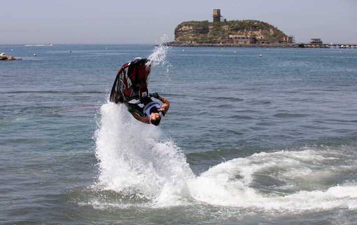 Aquabike, il campione Roberto Mariani regala spettacolo a Monte di Procida
