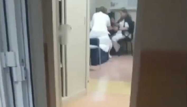 Ospedale di Nola, bimbo piange mentre le infermiere si mettono lo smalto