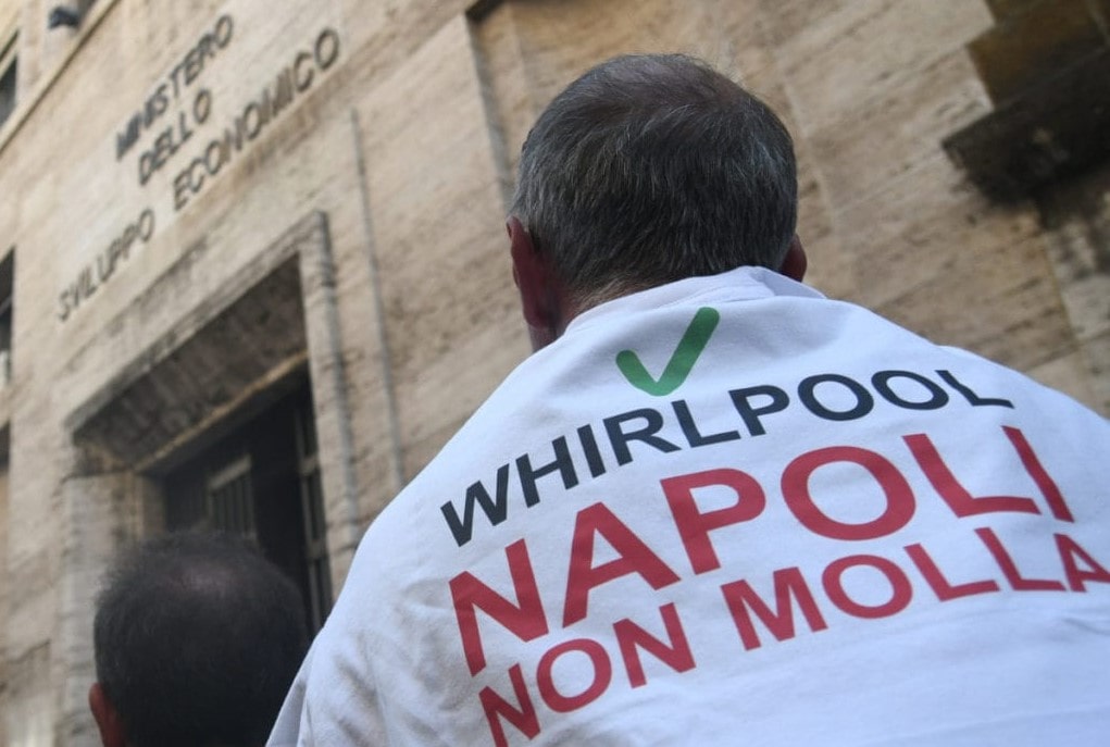 Whirlpool, nuova protesta degli operai: “Lavatrici spedite in Polonia”