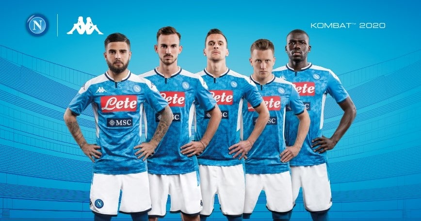 Calcio Napoli, ufficializzata la nuova maglia: sarà azzurra con fasce bianche