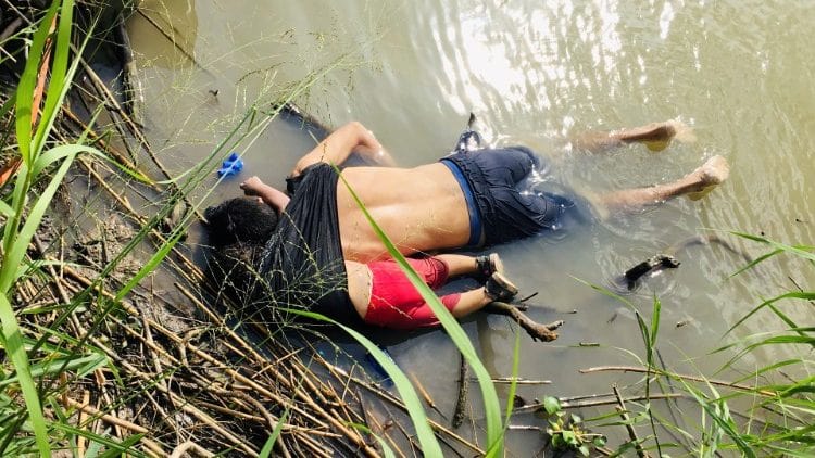 Migranti: ecco la foto choc di padre e figlia morti abbracciati nel Rio Grande