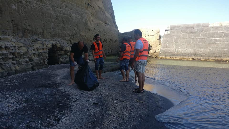 Castel dell’Ovo, iniziativa simbolica: i disoccupati hanno ripulito la spiaggetta