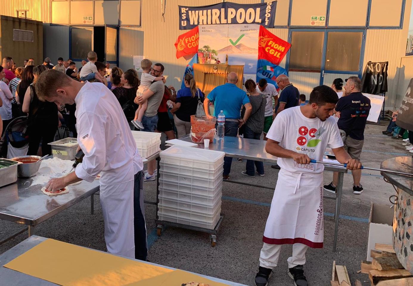 Whirlpool: solidarietà per i lavoratori dal Napoli Pizza Village