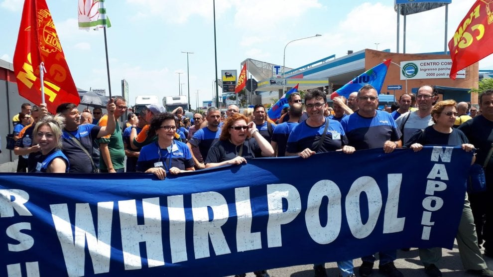 Whirlpool, nuova protesta degli operai: “Lavatrici spedite in Polonia”