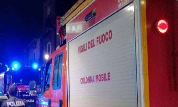Fuorigrotta, a fuoco due scooter un'auto nella notte