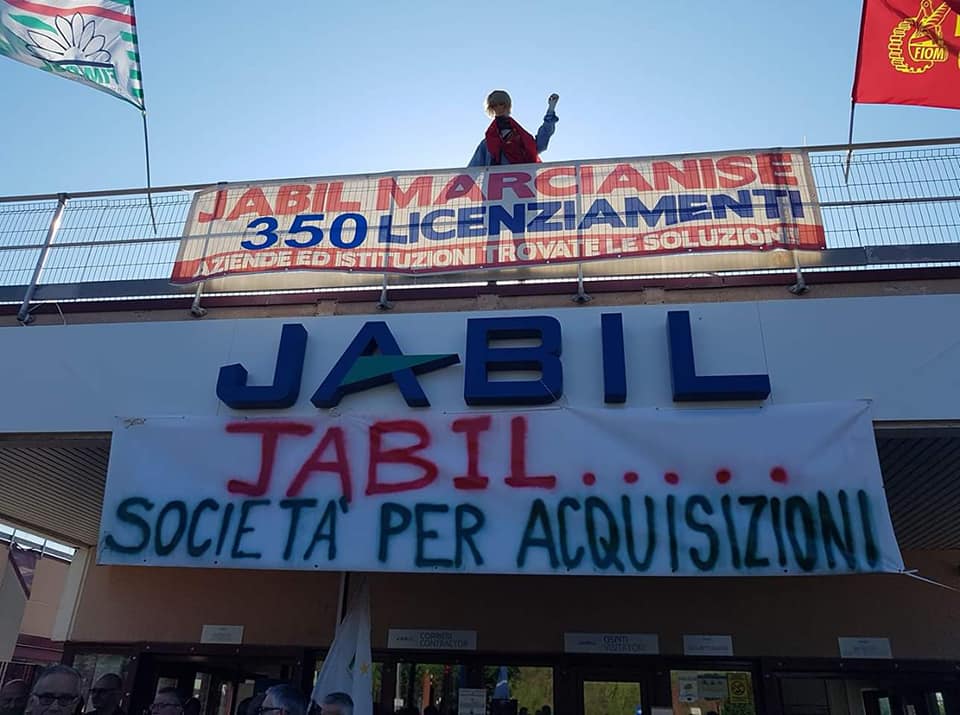 Jabil: operai scioperano davanti ai cancelli della fabbrica di Marcianise