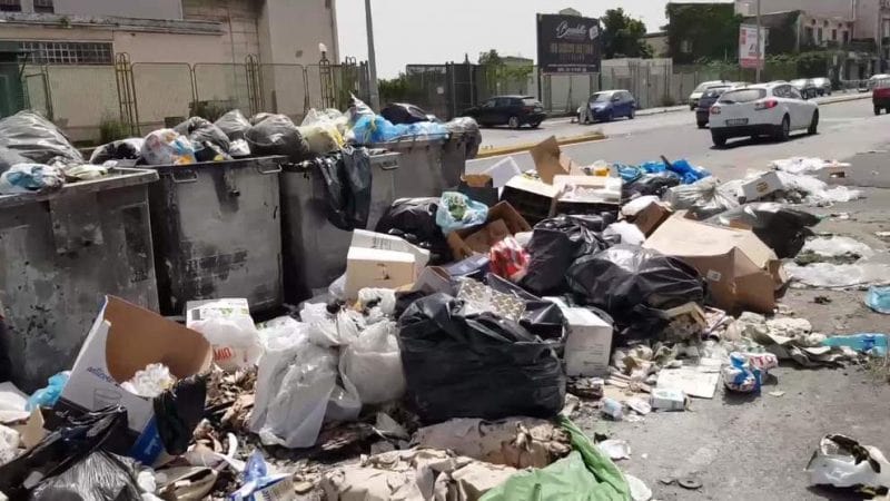 A Barra e Ponticelli la protesta contro la cattiva gestione della raccolta dei rifiuti da parte di ASIA