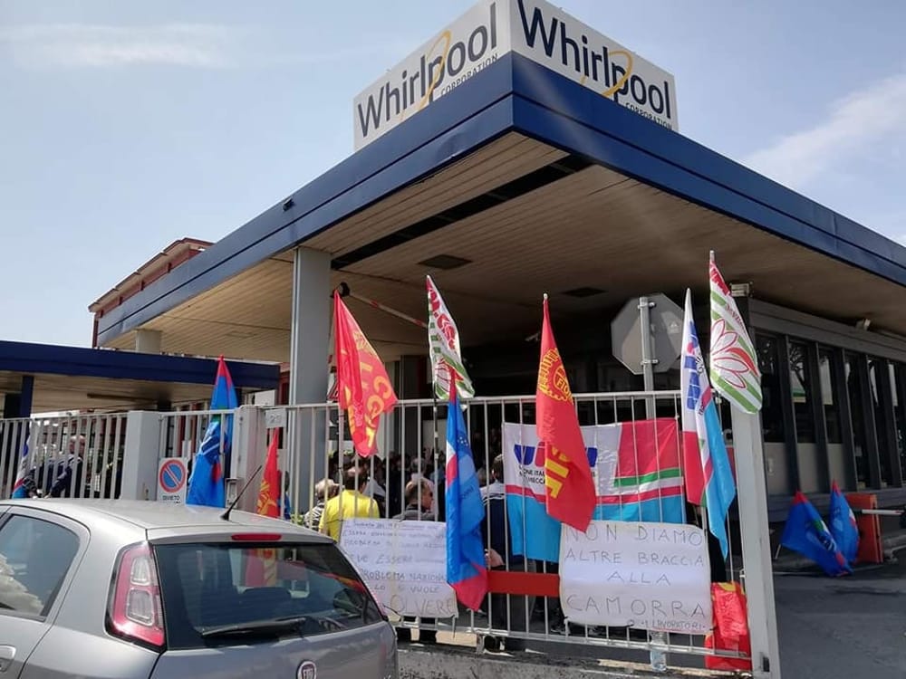 Whirlpool, l’azienda: “Basta lavatrici, riconversione unica opzione per Napoli”