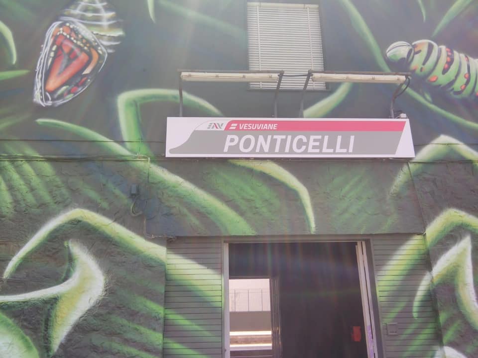 Ponticelli: la stazione della Circumvesuviana è “invasa” dalla street art