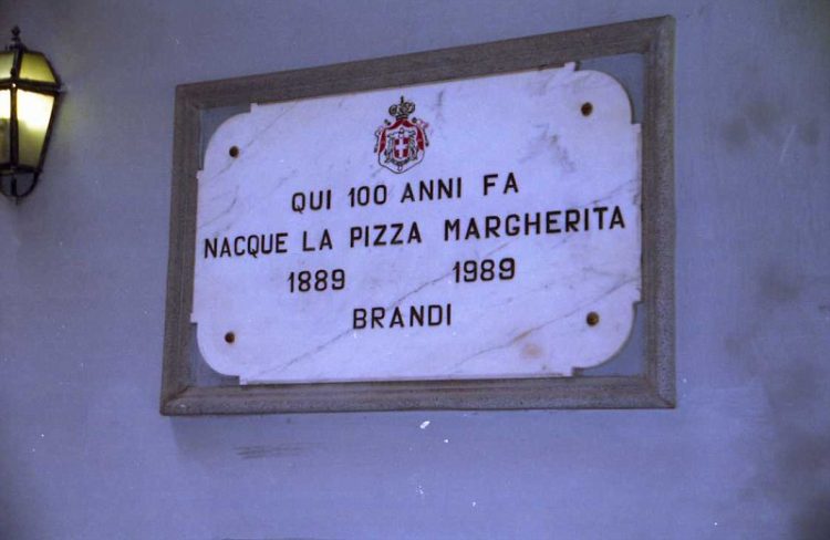 La pizzeria Brandi festeggia 130 anni con la pizza di solidarietà
