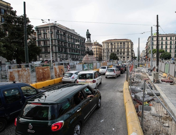 Piazza Garibaldi, via ai lavori per rifare l’asfalto del vialone centrale: incubo traffico