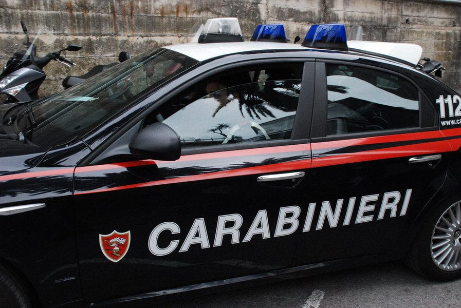 Lite familiare, centrotavola contro madre e Carabiniere ferito: 22enne in manette