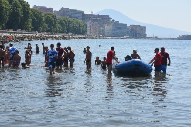 Arpac, vietata temporaneamente la balneazione sul litorale di Napoli