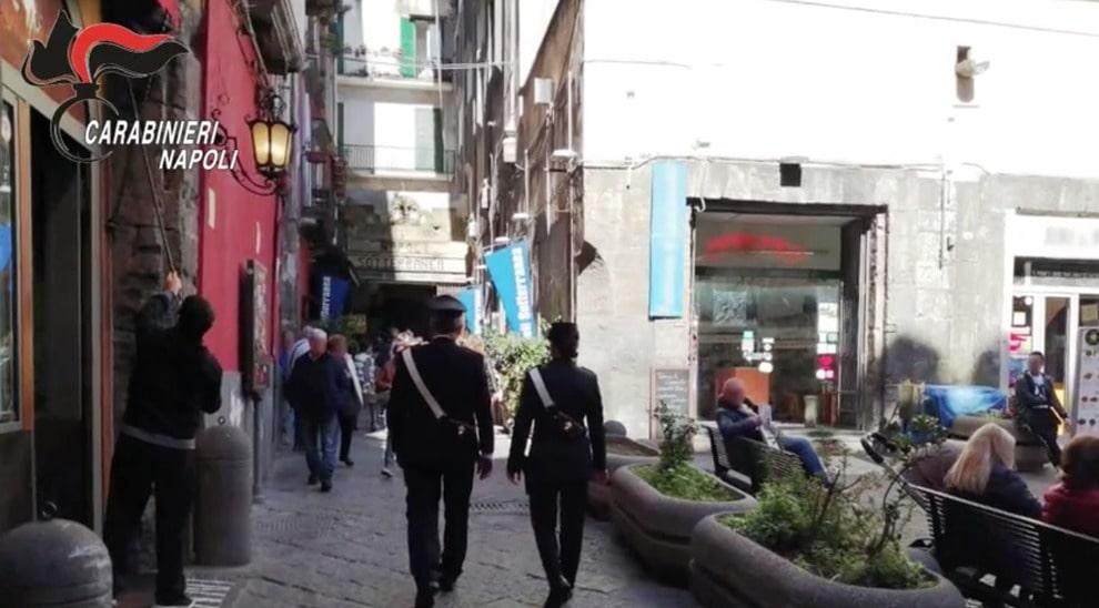 Napoli, racket a negozi e pizzerie del Centro storico: ben 22 arresti nel clan Sibillo