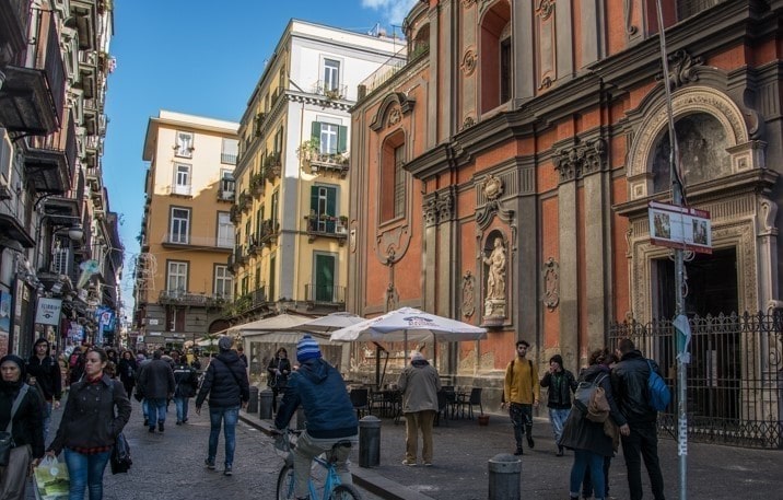 Napoli: Controlli anti-covid, Mini-market chiuso in Piazza Gesù e Maria