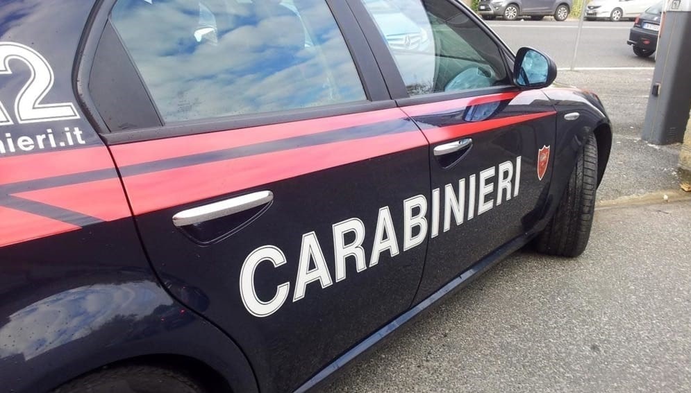 Ischia: Carabinieri allontanano sette ambulanti dalla spiaggia dei Maronti