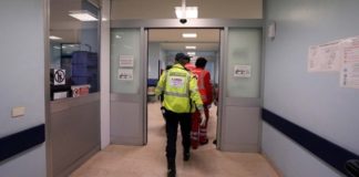 Ischia, prende a schiaffi la dottoressa che rifiuta di iniettare l'antidolorifico