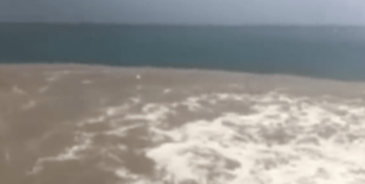 Napoli, nuovo problema ambientale: chiazza marrone nel mare di Posillipo (VIDEO)