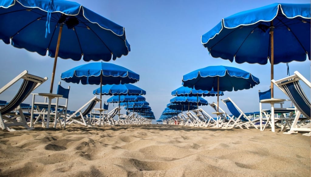 De Luca riapre le spiagge in Campania. Ma molti lidi restano chiusi questo weekend