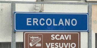 Circumvesuviana, ruba il portafogli a turista e lo spinge: arrestato un 24enne