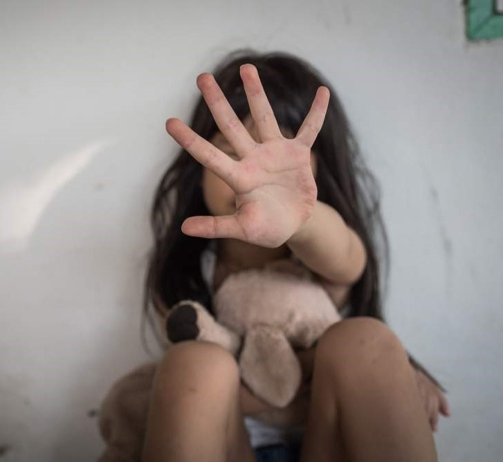 Orrore a Casagiove, atti di sadismo su bimba di 3 anni: fermati madre e compagno