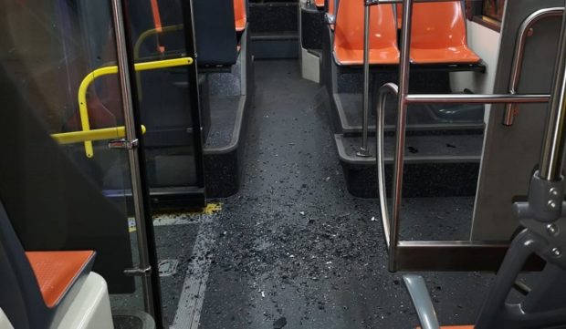 Nuovo raid vandalico su un bus Anm: vetri in frantumi e paura a bordo