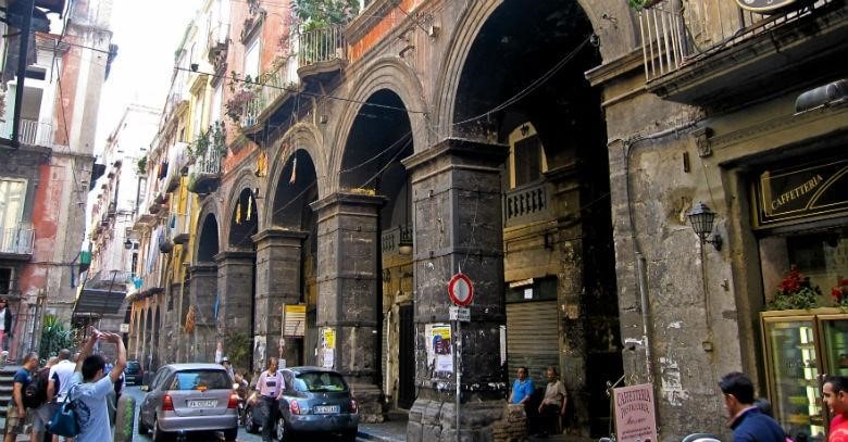 Napoli, stop ai “furbetti” della Ztl nel Centro storico: arrivano otto telecamere