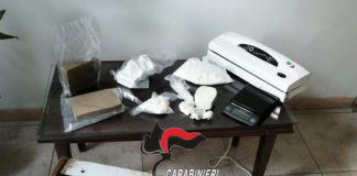 Napoli, Arenella: Scoperto laboratorio per confezionare droga nel soggiorno di casa