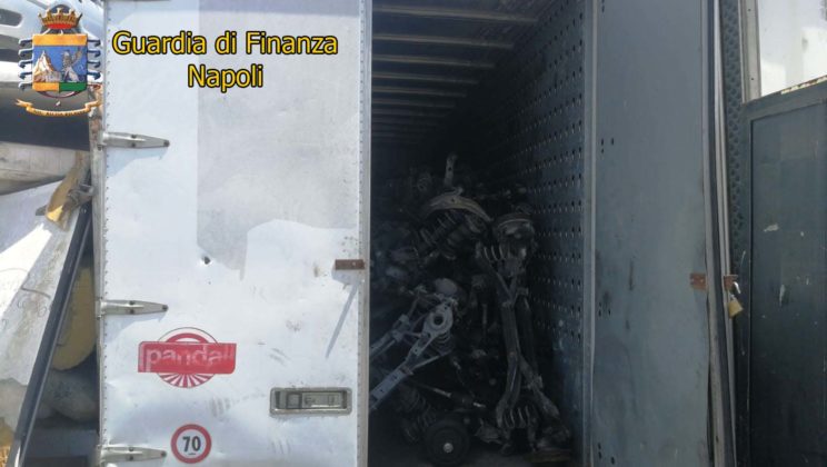 Volla, scoperta discarica abusiva: sequestrate 2 aziende e 300 tonnellate di rifiuti speciali