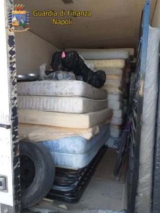 Volla, scoperta discarica abusiva: sequestrate 2 aziende e 300 tonnellate di rifiuti speciali