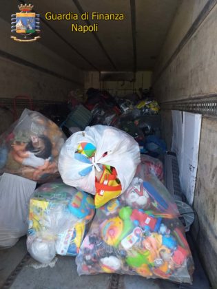 Volla, scoperta discarica abusiva: sequestrate 2 aziende e 300 tonnellate di rifiuti speciali