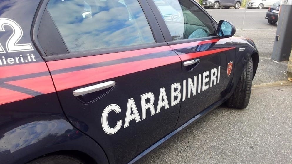 Ercolano, brucia rifiuti e picchia un Carabiniere che voleva fermarlo: arrestato