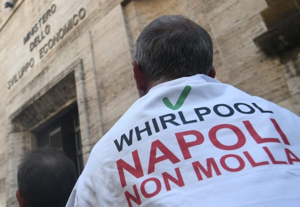 Whirlpool, l’azienda: “Basta lavatrici, riconversione unica opzione per Napoli”