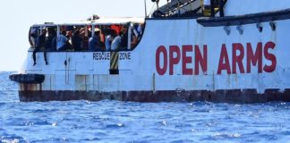 Open Arms: 83 migranti sbarcati a Lampedusa dopo un’attesa lunga 19 giorni