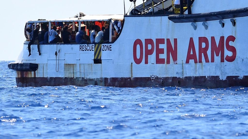 Open Arms: 83 migranti sbarcati a Lampedusa dopo un’attesa lunga 19 giorni