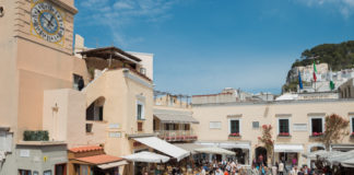 Capri, falso disabile multato mentre fa acquisti su un deambulatore elettrico