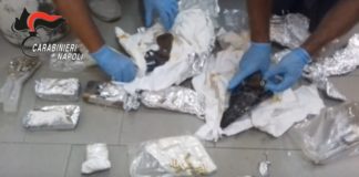 Rione Traiano, i carabinieri scoprono pistole e colpi in una tanica interrata