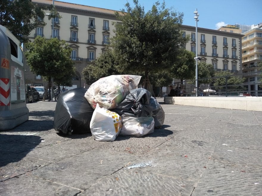 Emergenza rifiuti a Napoli, il Comune vieta l'utilizzo dei sacchi neri